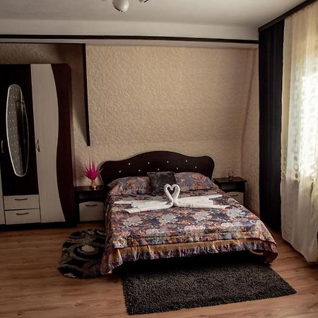 Casa Robi Hotell Pestisani Exteriör bild