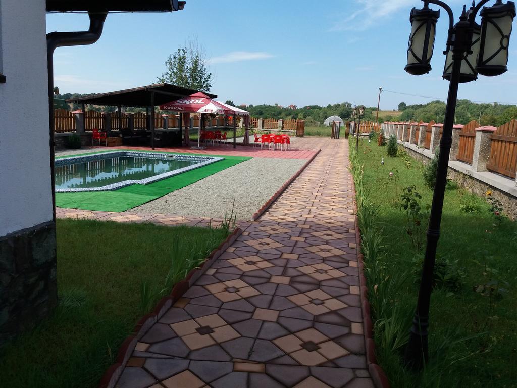 Casa Robi Hotell Pestisani Exteriör bild