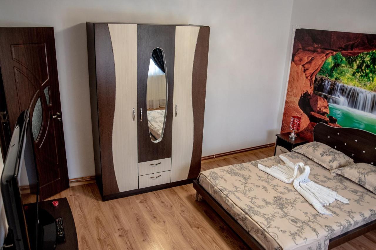 Casa Robi Hotell Pestisani Exteriör bild