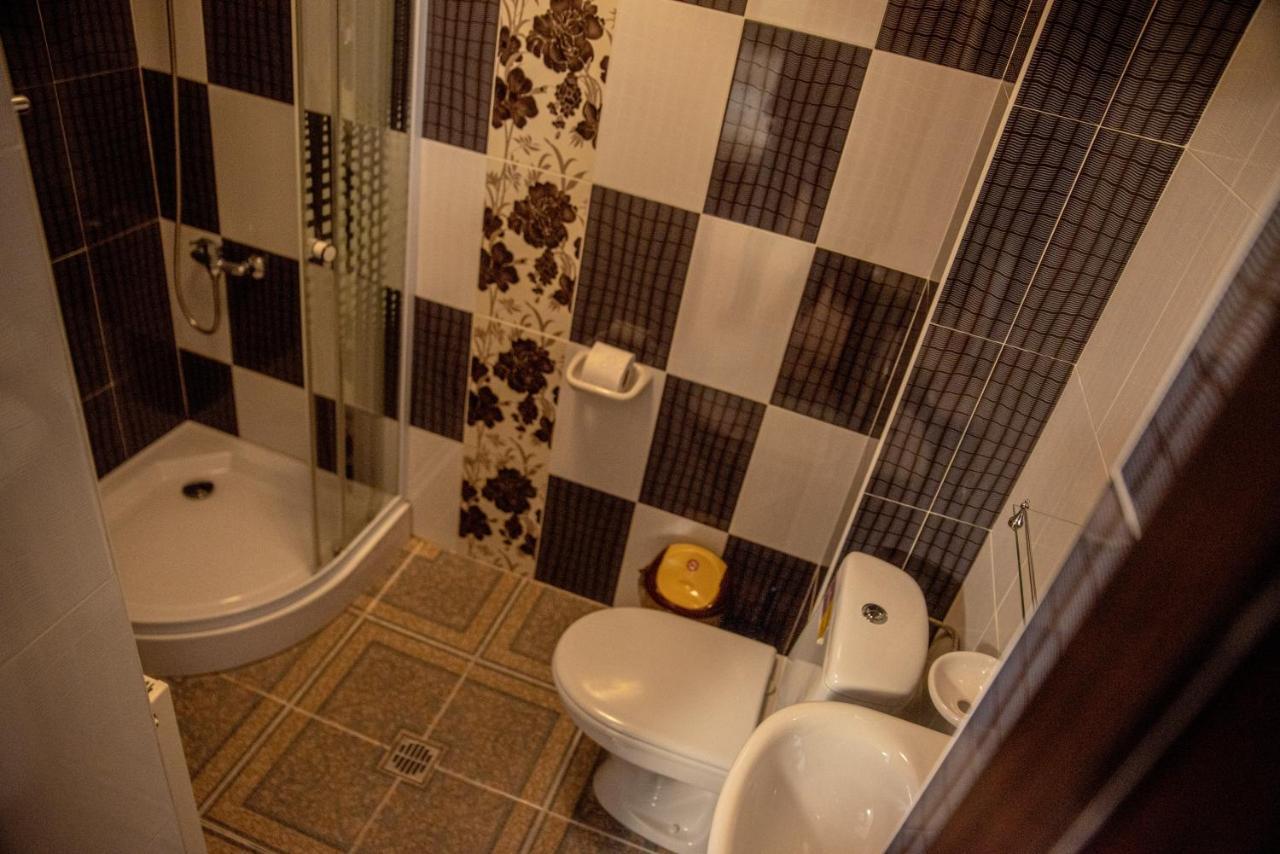 Casa Robi Hotell Pestisani Exteriör bild