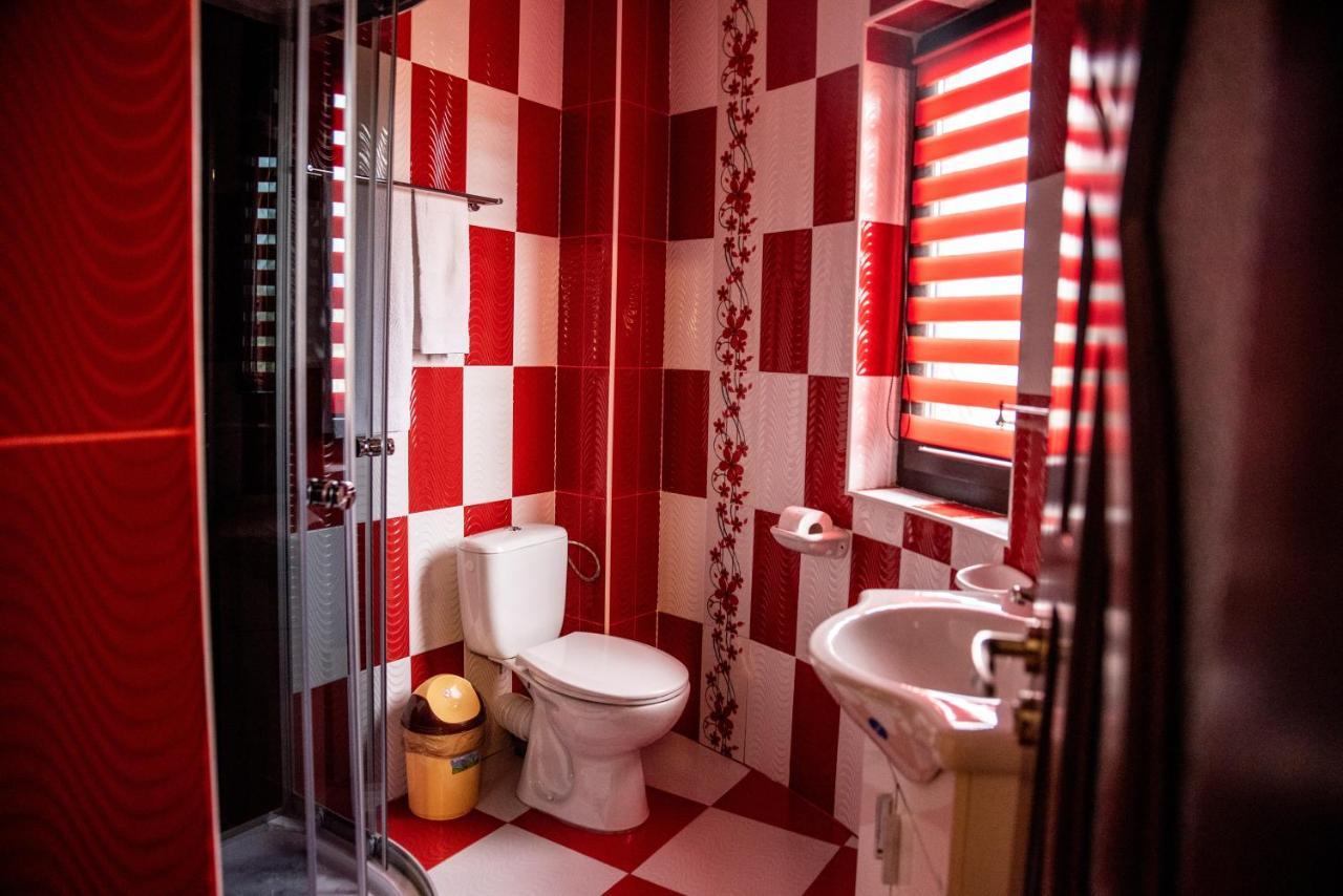 Casa Robi Hotell Pestisani Exteriör bild