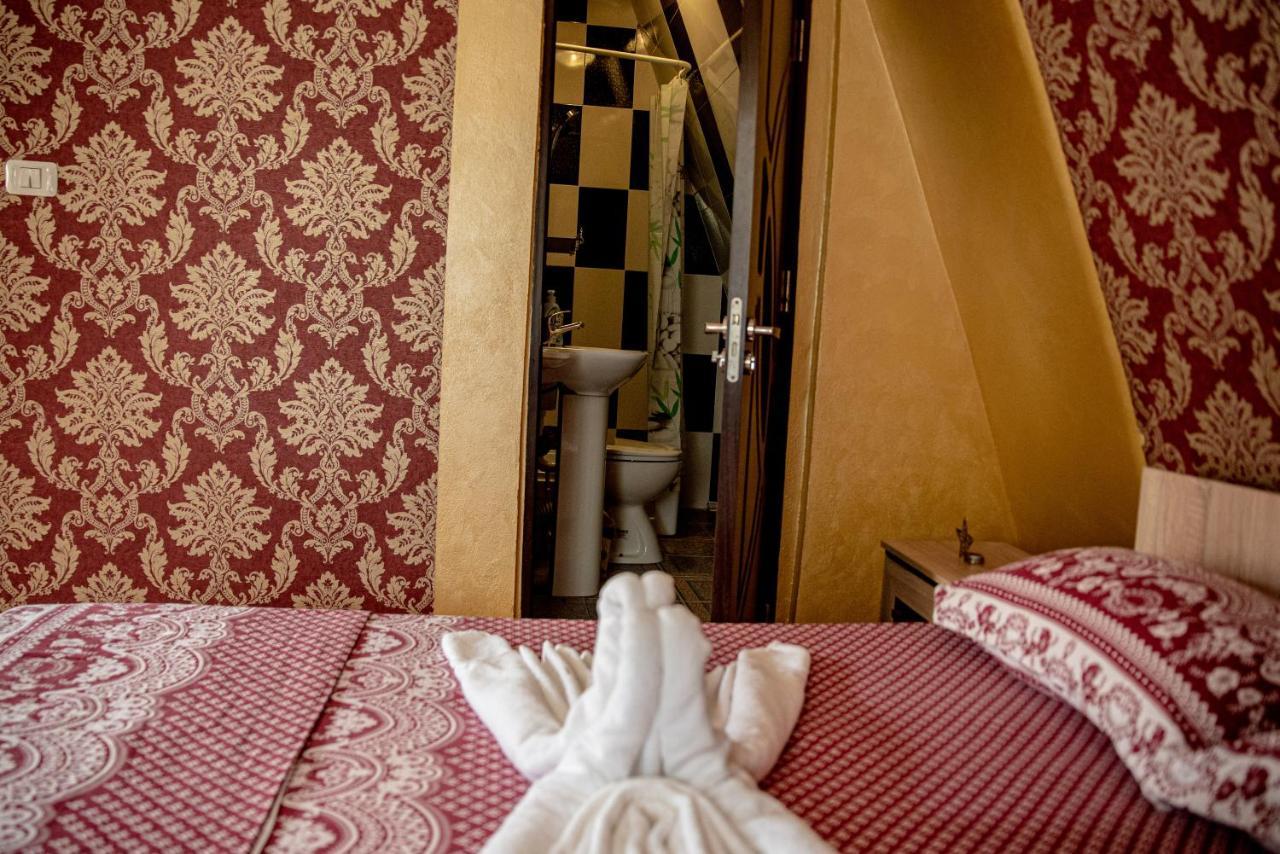 Casa Robi Hotell Pestisani Exteriör bild