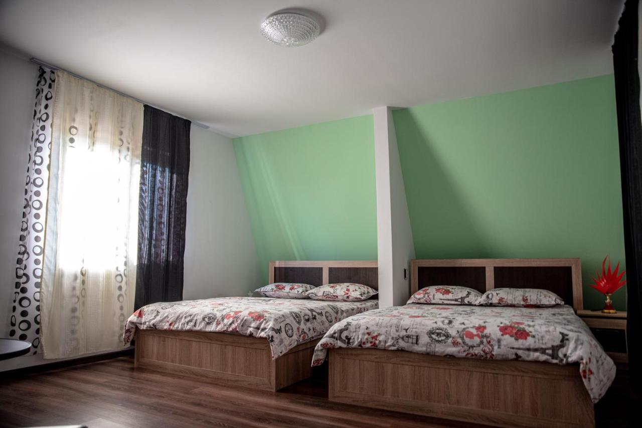 Casa Robi Hotell Pestisani Exteriör bild