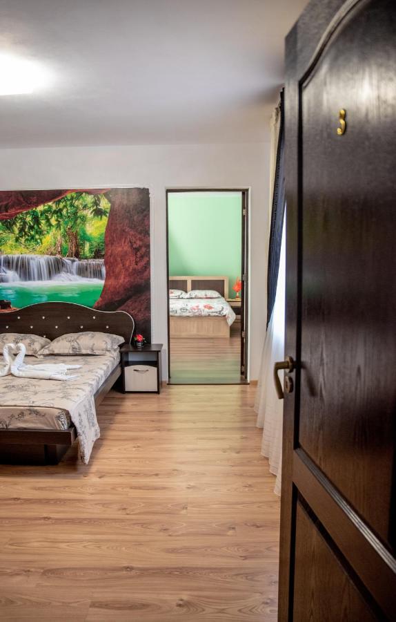 Casa Robi Hotell Pestisani Exteriör bild