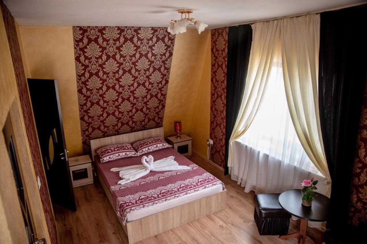 Casa Robi Hotell Pestisani Exteriör bild