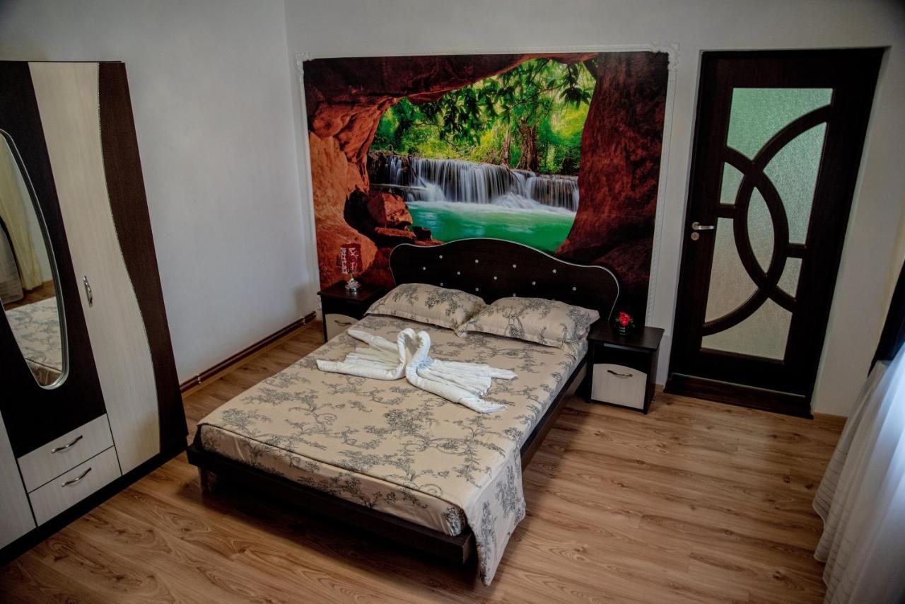Casa Robi Hotell Pestisani Exteriör bild