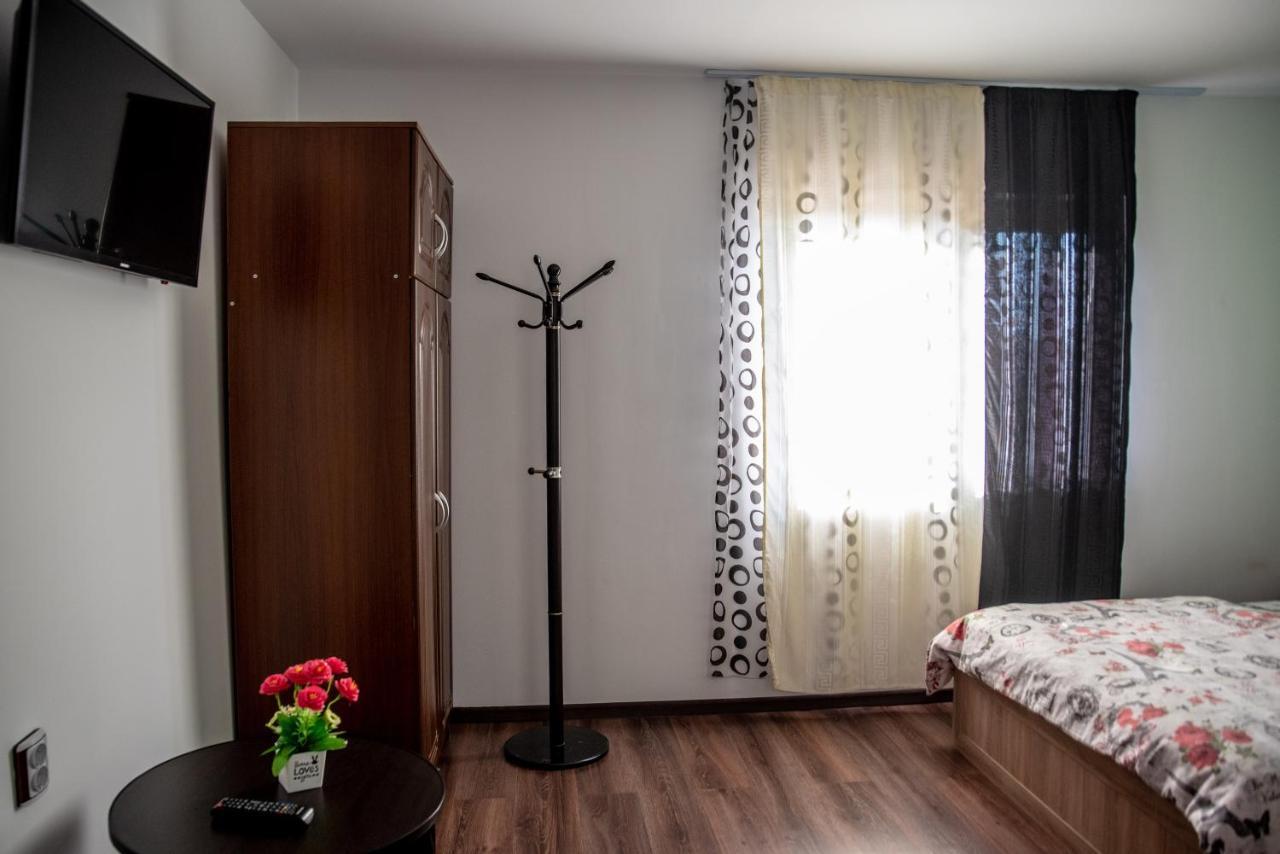 Casa Robi Hotell Pestisani Exteriör bild
