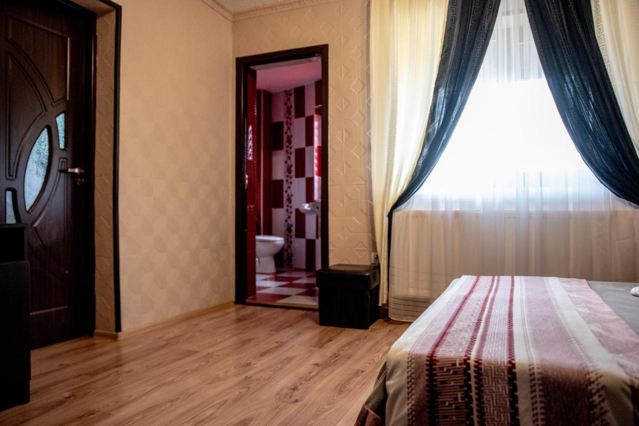 Casa Robi Hotell Pestisani Exteriör bild