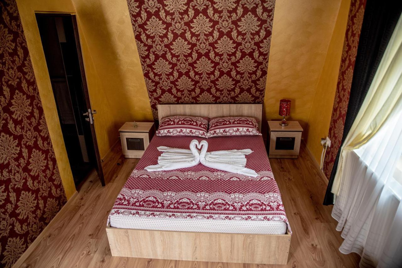 Casa Robi Hotell Pestisani Exteriör bild