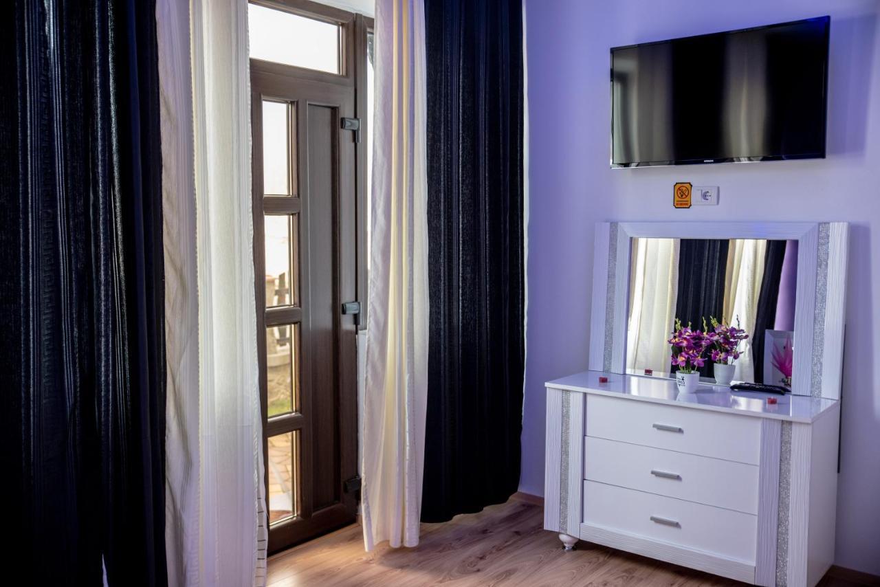 Casa Robi Hotell Pestisani Exteriör bild